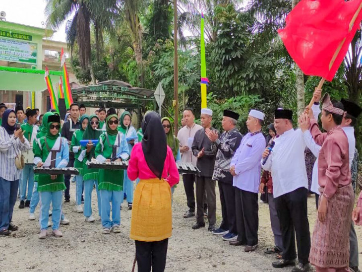 Pj Sekda Kampar Lepas Pawai Ta’aruf Menyambut Bulan Suci Ramadhan H/2024 M, Yusri : “Pawai Ta’aruf ini wujud nyata dari kebersamaan dan kekompakan umat”