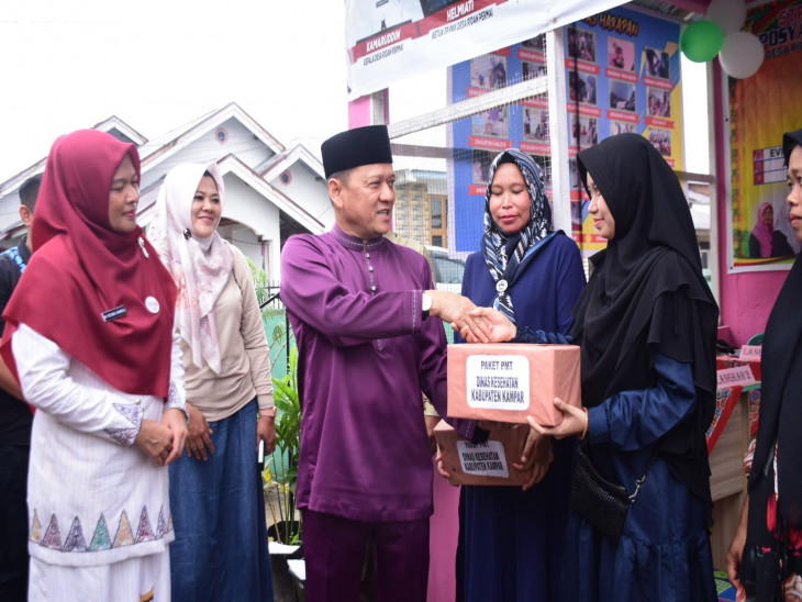 Bersama Pj Bupati Kampar, Ketua Pembina Posyandu Kampar Ricana Djayanti Serahkan Bantuan Makanan Tambahan