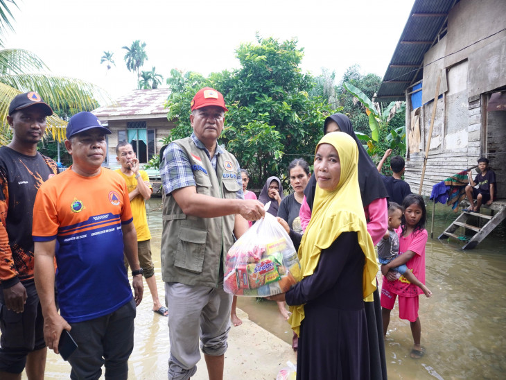 Tinjau Masyarakat Yang Terdampak Bencana Banjir, Pemkab Kampar Salurkan Bantuan Sembako Dan Beras Di Desa Silam.