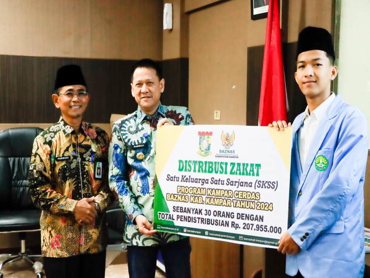 Bupati Kampar Hambali Serahkan Beasiswa Satu Keluarga Satu Sarjana dari Baznas Kampar